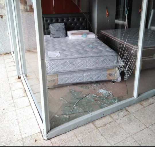 Destrozaron el vidrio de una mueblería