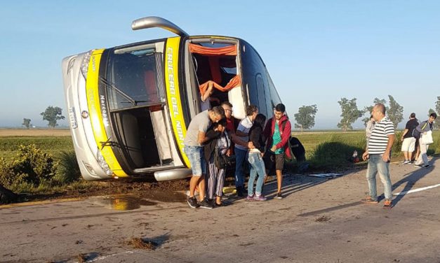Volcó un colectivo; hay 14 heridos