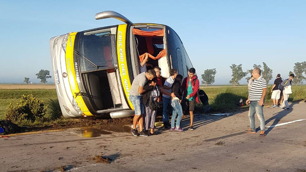 Volcó un colectivo; hay 14 heridos