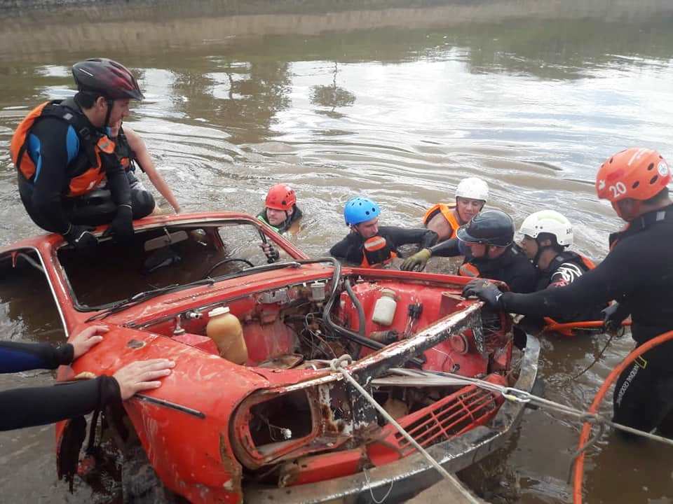 Bomberos de Las Parejas, Armstrong y Tortugas realizaron prácticas acuáticas