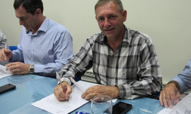 Firmaron el convenio para la pavimentación de 23 calles en Las Parejas