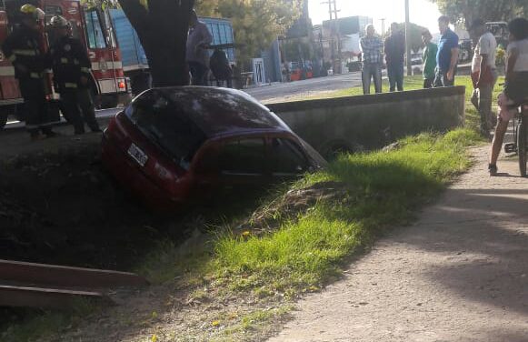 Rozó a un camión y terminó en la cuneta