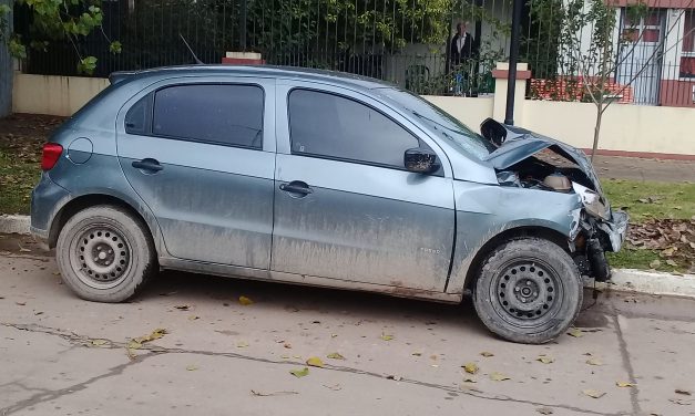 Personas atrapadas en una colisión entre dos vehículos