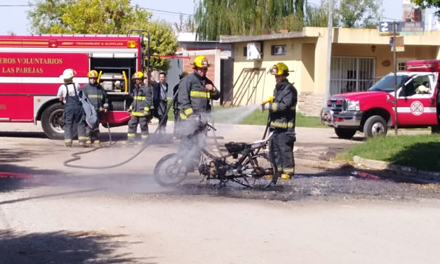 Ardió una moto