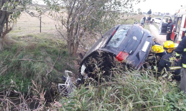 Cayó un vehículo a un zanjón