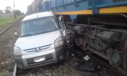 Un tren embistió a un utilitario