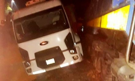 Un camionero herido al ser embestido por una locomotora