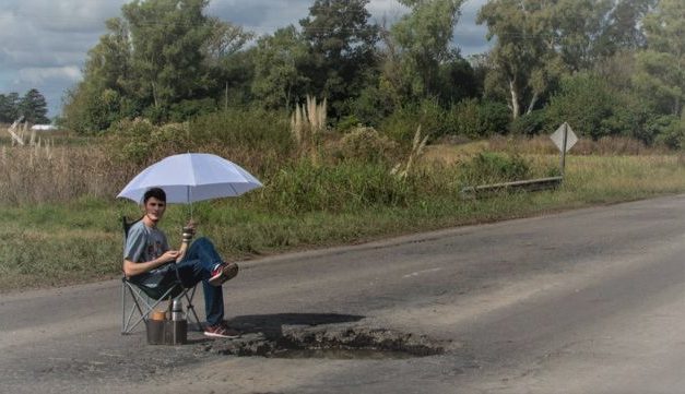 Pasó un día de camping junto a un pozo en una ruta para reclamar su arreglo
