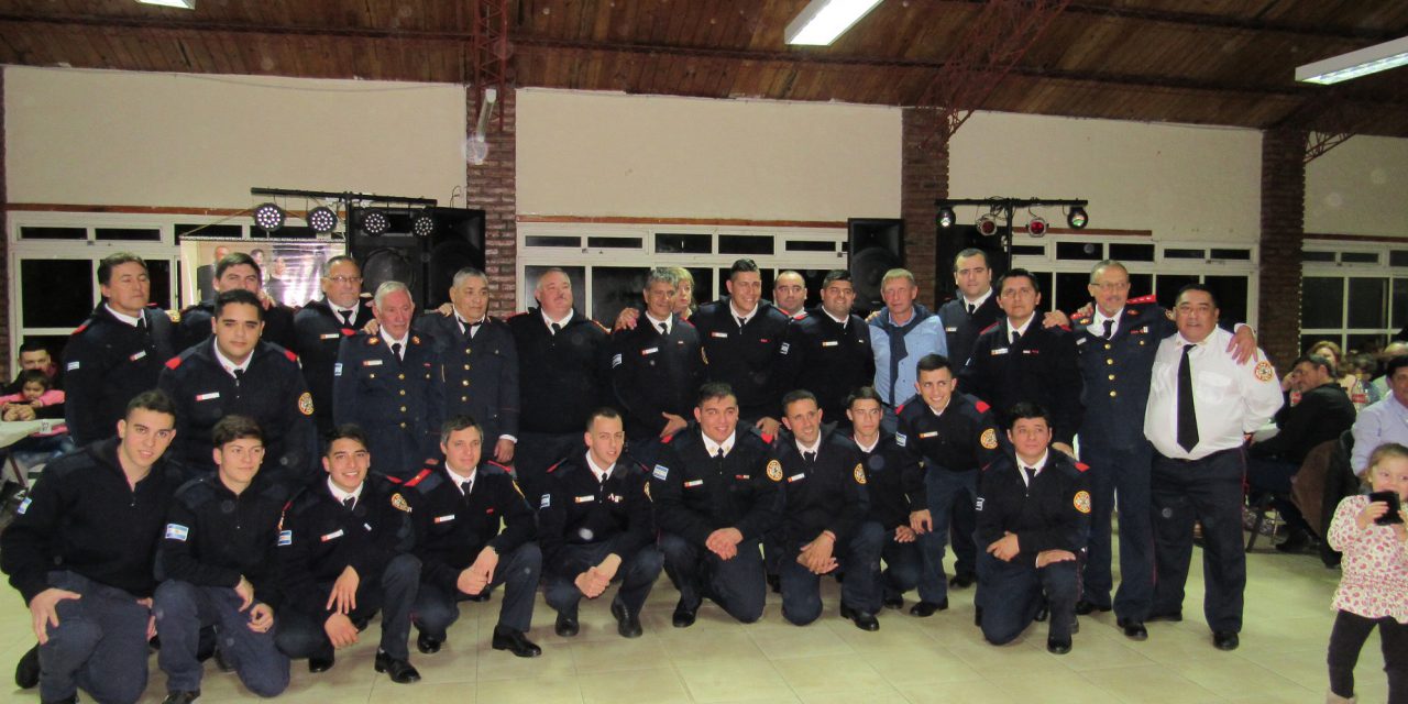 Noche de fiesta por el día del Bombero Voluntario