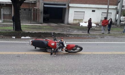 En un accidente, recibe lesiones graves un motociclista