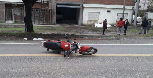 En un accidente, recibe lesiones graves un motociclista