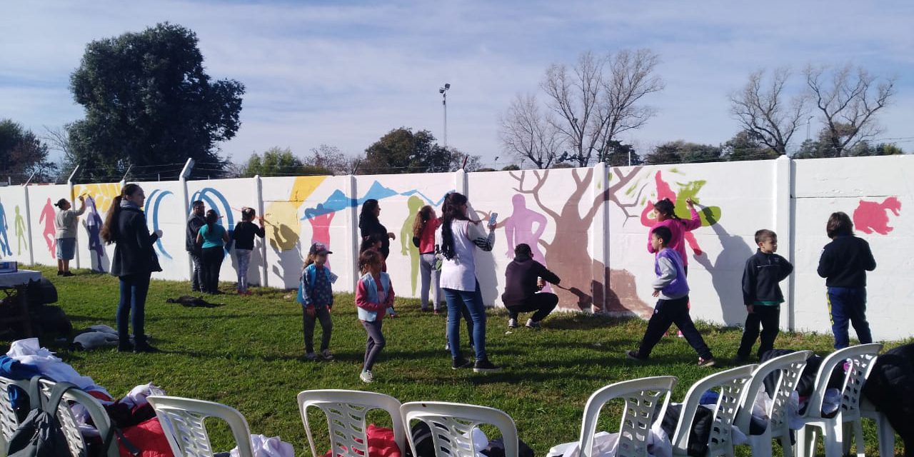 Alumnos de las Escuelas Campo Ceschini y CER Campo Chiodi pintan el mural en avenida 21