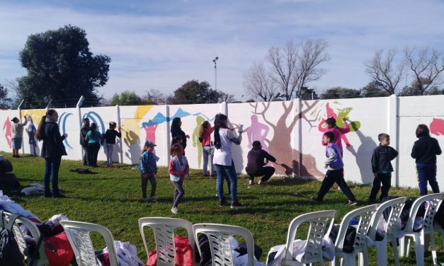 Alumnos de las Escuelas Campo Ceschini y CER Campo Chiodi pintan el mural en avenida 21