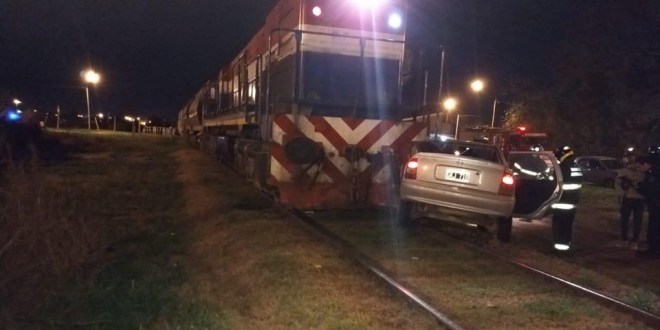 Choque en las vías: un auto destrozado y una mujer rescatada