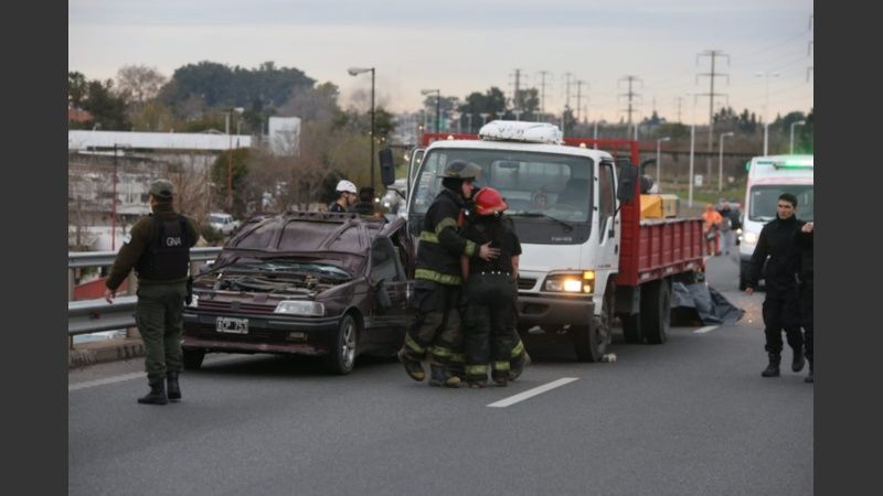 Desgracia en cadena: incendio, choque, un muerto y un hombre que cayó del puente