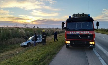 Se desprendió una rueda de camión y ocasionó un triple choque