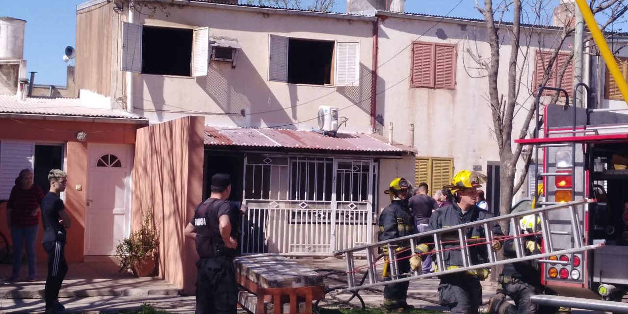 Incendio en la planta alta de una vivienda