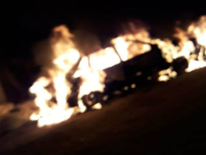 Se incendió un auto en un camino rural: su conductor logró salir a tiempo