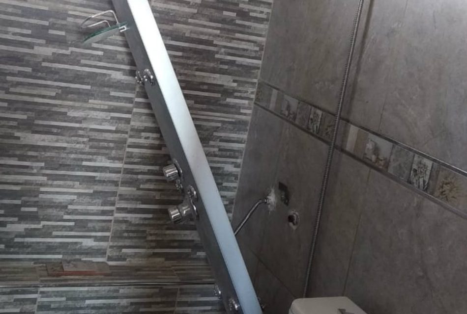 Entraron a robar, quisieron llevarse una ducha y le inundaron toda la casa