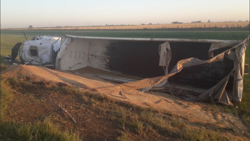 Camión de Las Parejas cargado de trigo despistó y volcó en autopista