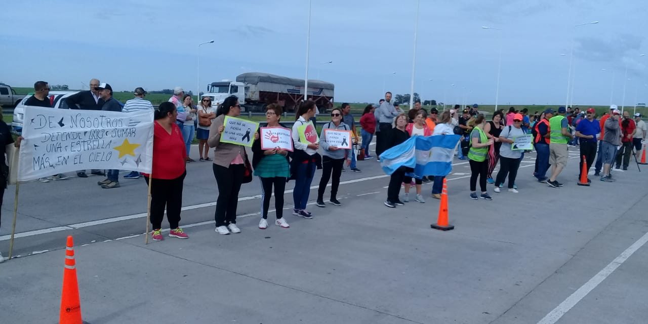 Vecinos autoconvocados cortaron la autopista