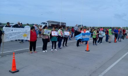 Vecinos autoconvocados cortaron la autopista