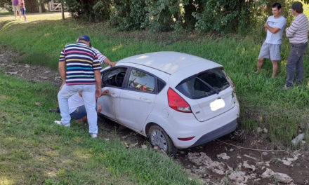 Perdió el control y terminó en la cuneta