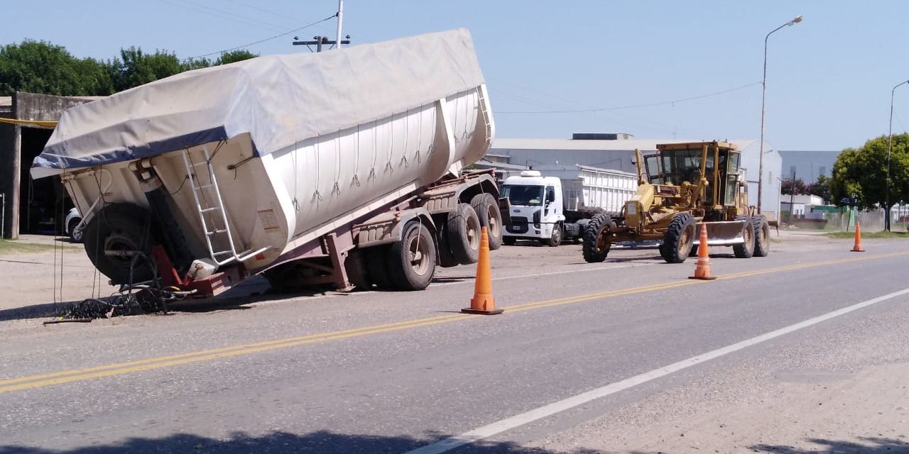 Acoplado Batea cargado con cereal se soltó del camión