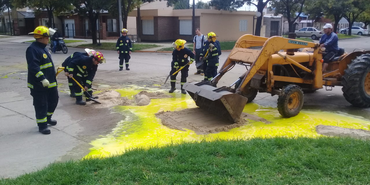 Bomberos lograron absorber pintura acumulada en una esquina de la ciudad