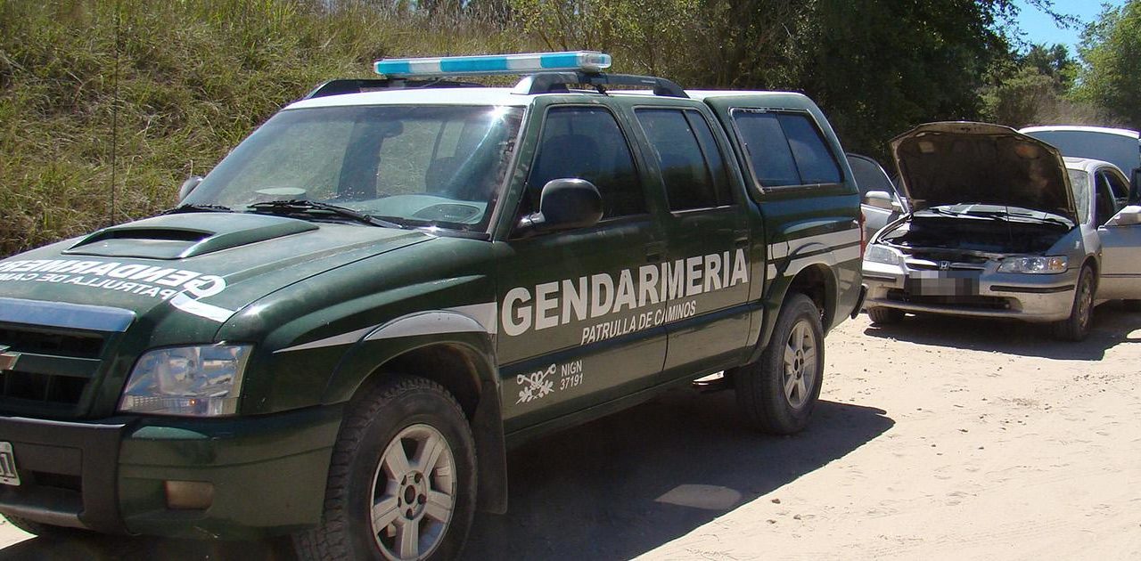 Detienen a dos efectivos policiales tras allanamientos por estupefacientes