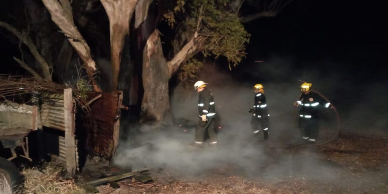 Incendio de madrugada en un campo