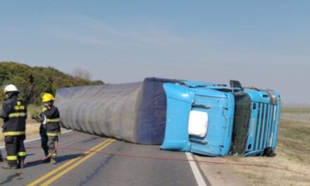 Vuelco de un camión con corte de ruta