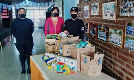 Personal Policial entregó alimentos a la Escuela Bandera Argentina