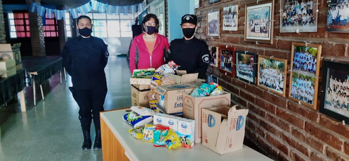 Personal Policial entregó alimentos a la Escuela Bandera Argentina