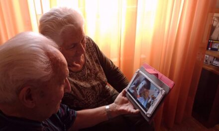 Acalorada discusión de autoridades con familiares de abuelos de un geriátrico con sospechosos de covid