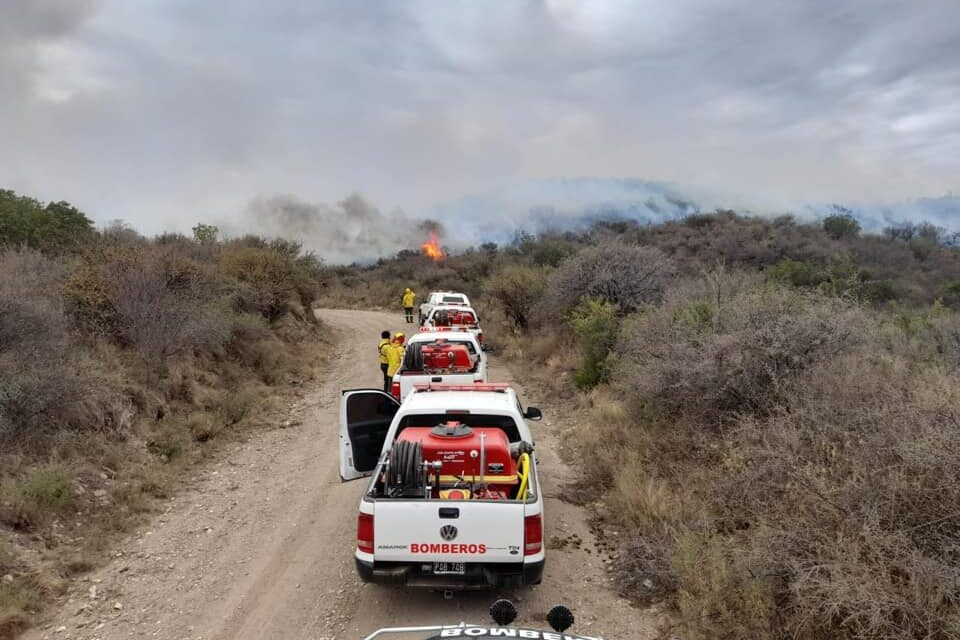 Brigadistas de la Provincia junto a Guillermo Brignoni y Walter Corsetti están trabajando en los incendios de Córdoba