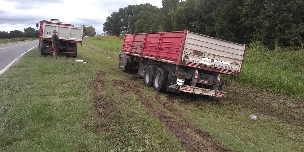 Un acoplado se fue a la banquina