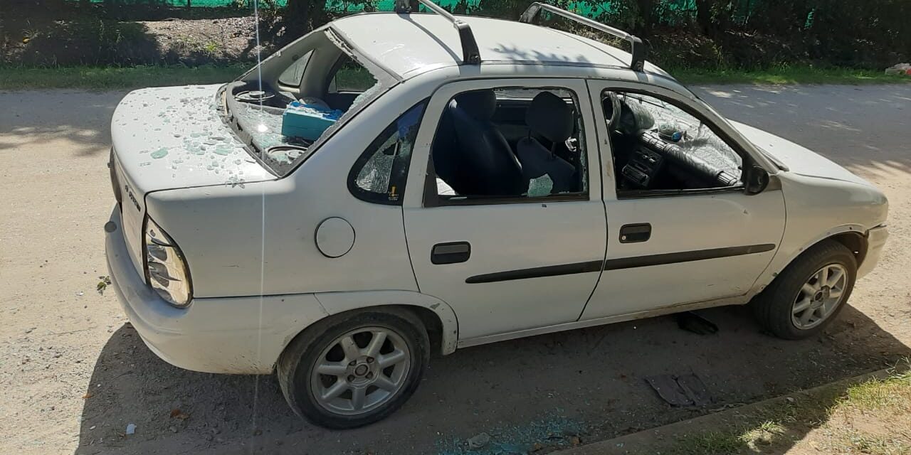 Discutió con los vecinos y le rompieron el auto a palazos