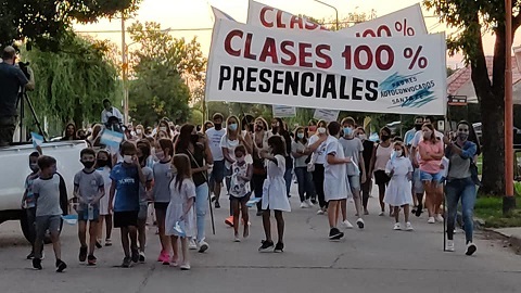 Aplauso Solidario solicitando “Clases Presenciales”