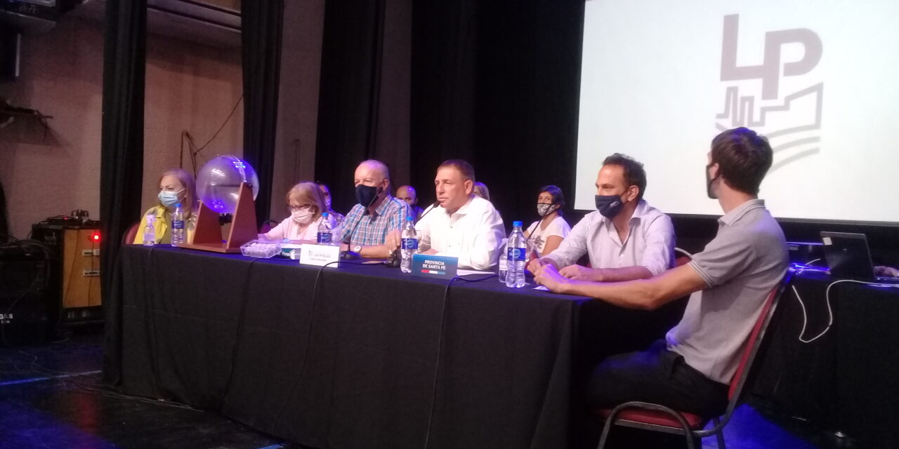 Cinco parejenses se beneficiaron, por sorteo, y tendrán su vivienda en lote propio