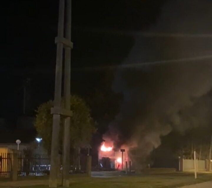 Robaron e incendiaron un carribar