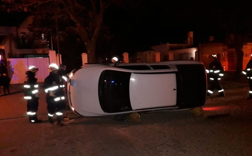 Vuelco de un vehículo en avenida 21