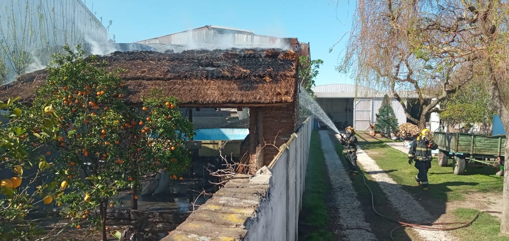 Incendio en el quincho de una vivienda