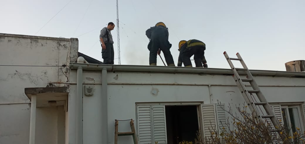 Un cortocircuito generó un incendio en una vivienda