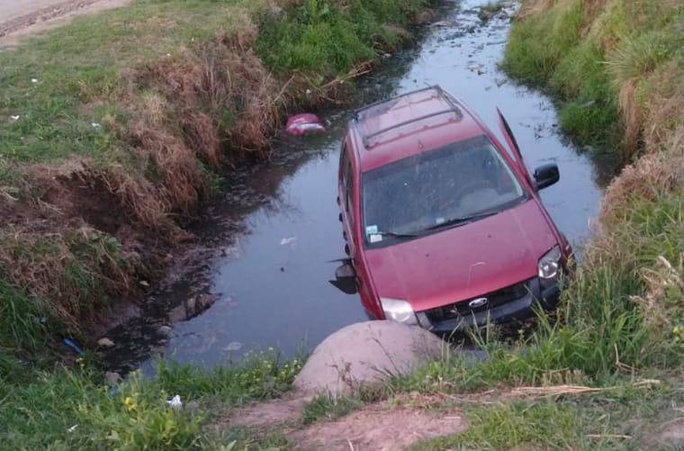 Chocaron y terminó en la zanja