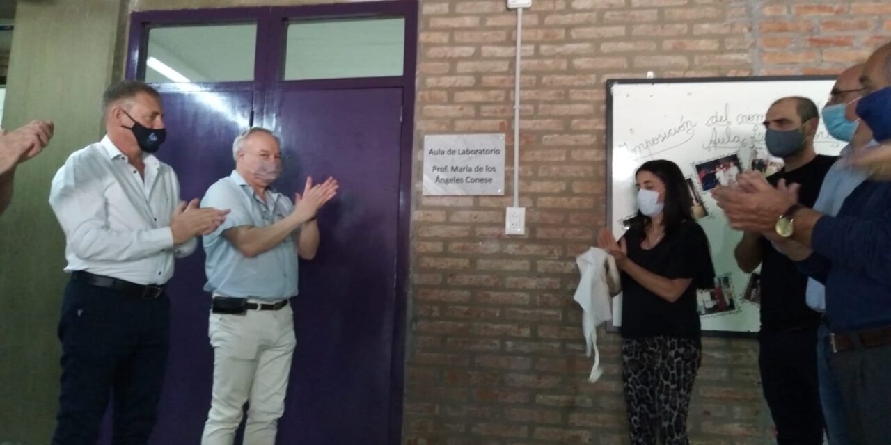 Imposición del nombre “María de los Ángeles Conese” al aula Laboratorio de la EESO 424