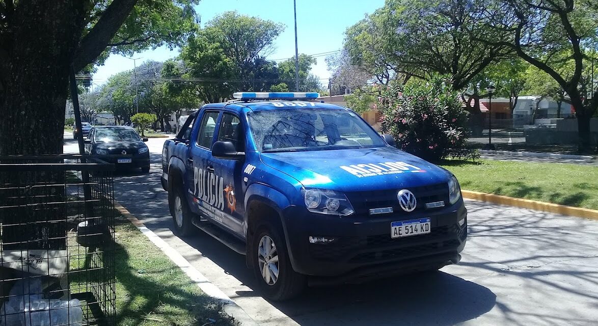 Habría intentado tirarse debajo de un automóvil