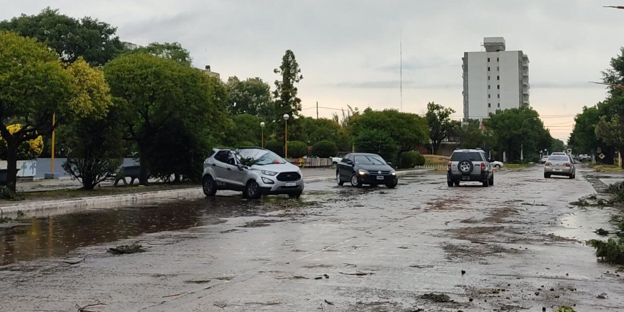 La tormenta provocó todo tipo de destrozos en El Trébol