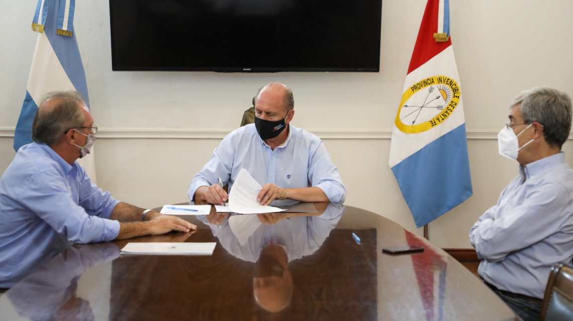 Perotti firmó el decreto que declara la Emergencia Agropecuaria
