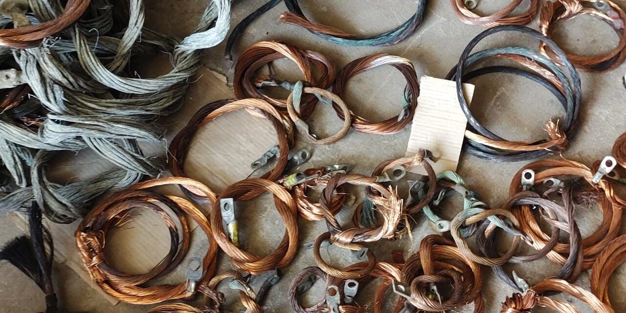 Secuestraron una moto y se encontraron con muchos cables y cobre